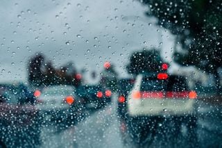 Accidentes en caminos y carreteras, aumentan durante las lluvias, advierten especialistas