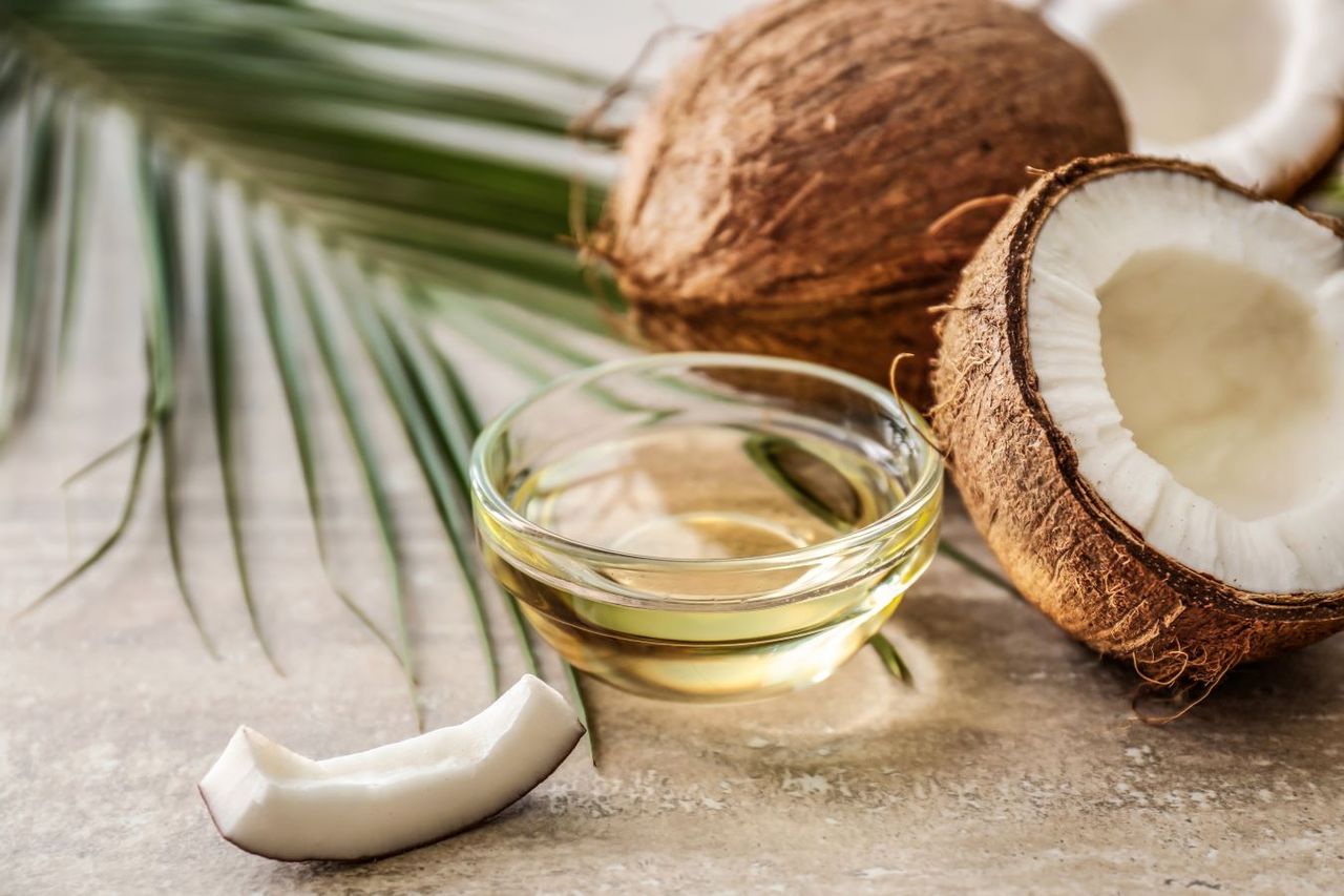 El aceite de coco es un producto popular en la industria de la alimentación y la belleza.