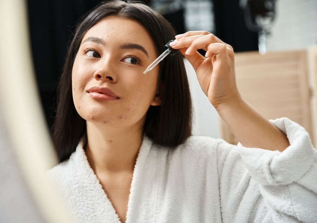 Aplicado con constancia, el aceite de rosa mosqueta mejora la textura y luminosidad natural del rostro.