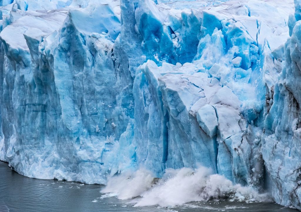 Glaciar derritiéndose y cayendo al agua