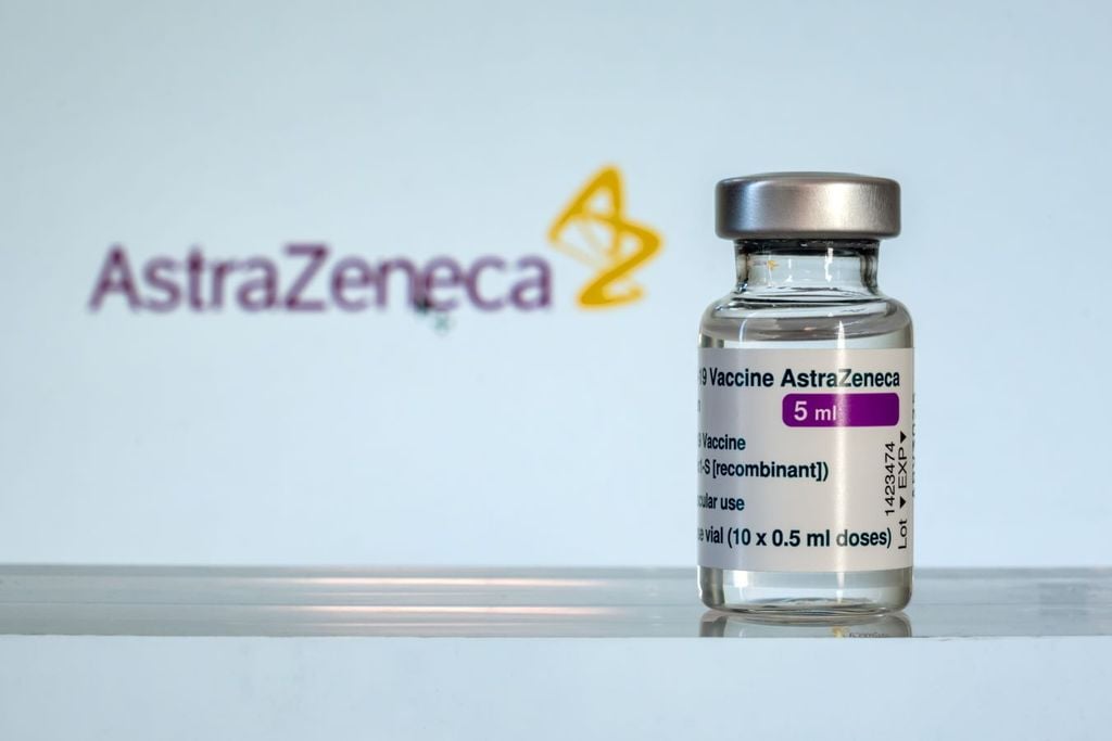 Reconoce AstraZeneca efectos raros de trombosis en personas que se aplican en segunda dosis