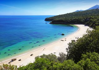 Acha que já viu tudo? Parece uma ilha grega, mas fica a uma hora de Lisboa