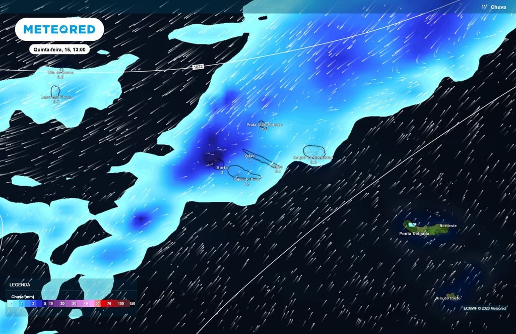 Chuva deverá atingir sobretudo os grupos Ocidental e Central dos Açores O ECMWF prevê uma faixa de precipitação sobre os Açores durante a tarde de quinta-feira, com maior expressão nas ilhas dos grupos Ocidental e Central.