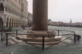 Acqua alta record a Venezia, fiumi in piena e vento fortissimo