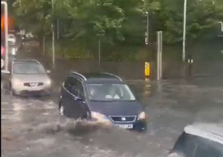 Intensas lluvias acompañadas de actividad eléctrica ocasionan inundaciones en Reino Unido