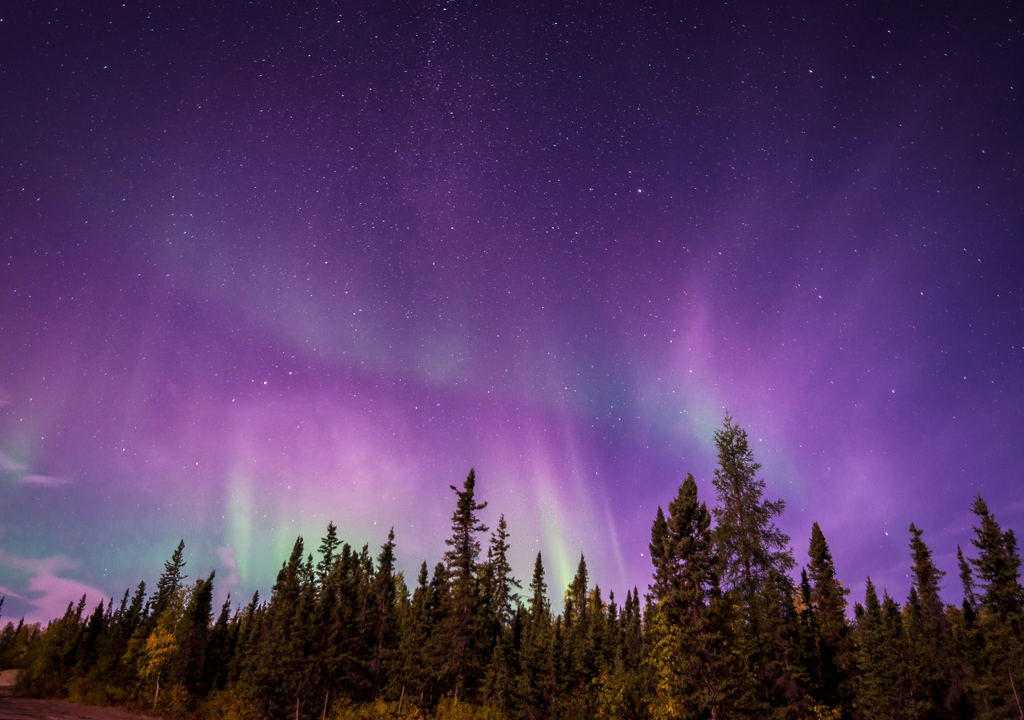 Las auroras boreales y australes se deben a la interacción de los gases de la atmósfera terrestre con el viento solar. Las auroras boreales y australes se deben a la interacción de los gases de la atmósfera terrestre con el viento solar.