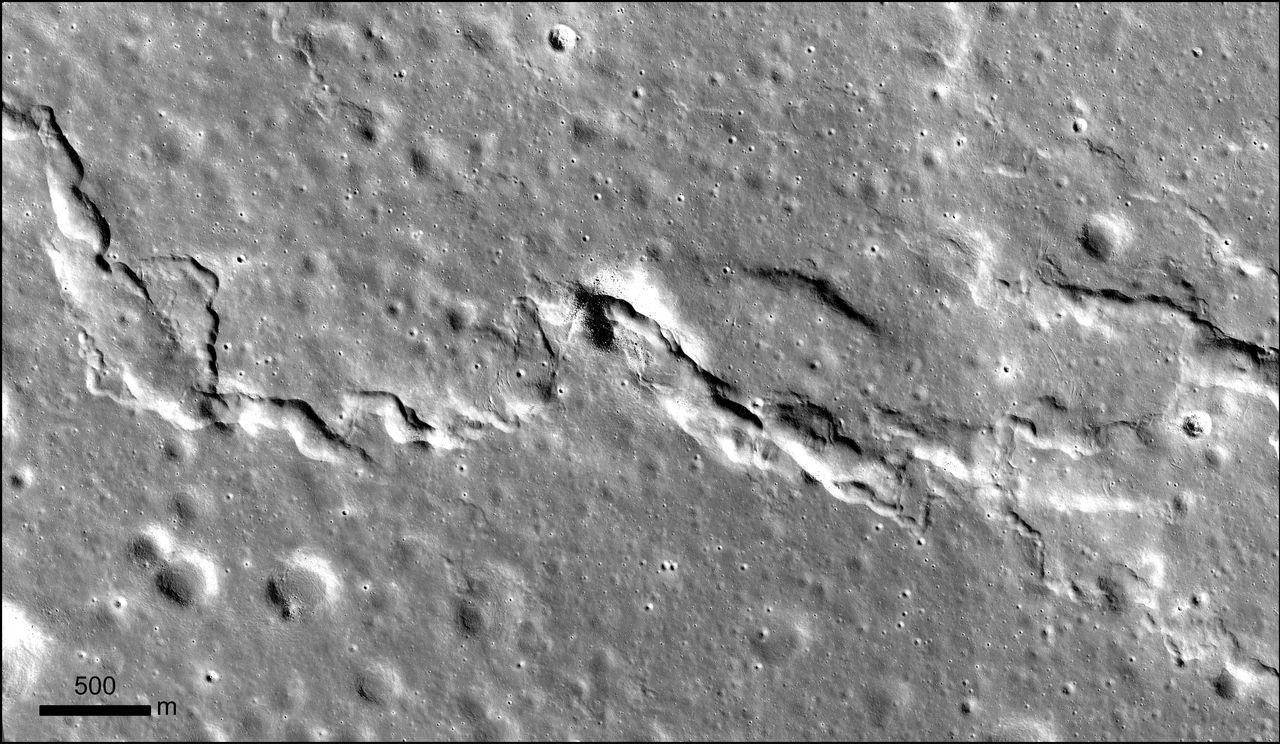 Imagen en escala de grises de la superficie de la Luna. Una pequeña cresta de mare en el noreste de Mare Imbrium, capturada por la cámara del Orbitador de Reconocimiento Lunar. Crédito de la imagen: NASA/GSFC/Universidad Estatal de Arizona