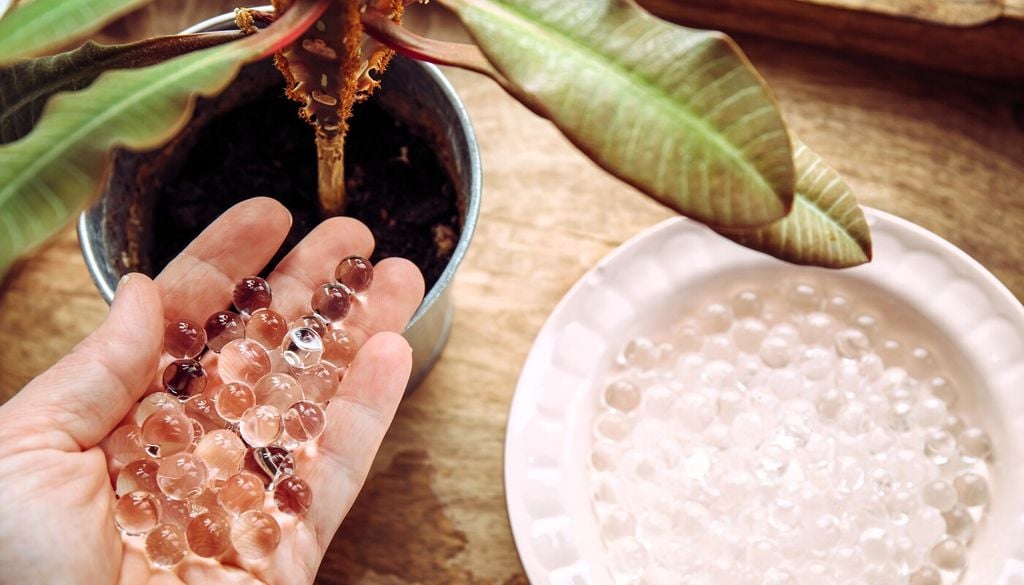 Gel, acqua complessata e granuli idroassorbenti