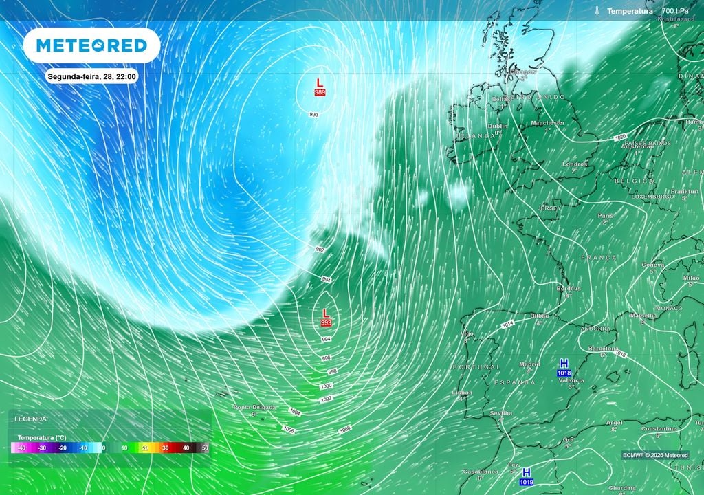 Mapa do modelo ECMWF das 22:00 de segunda-feira, 28 de setembro que mostra uma depressão a norte (989 hPa no núcleo) e uma depressão a sul (993 hPa no núcleo) prestes a fundir-se no Atlântico Norte, gerando um único centro de baixas pressões. Nas 24 horas seguintes, essa depressão única sofrerá um aprofundamento rápido e intenso, originando o ciclone-bomba.