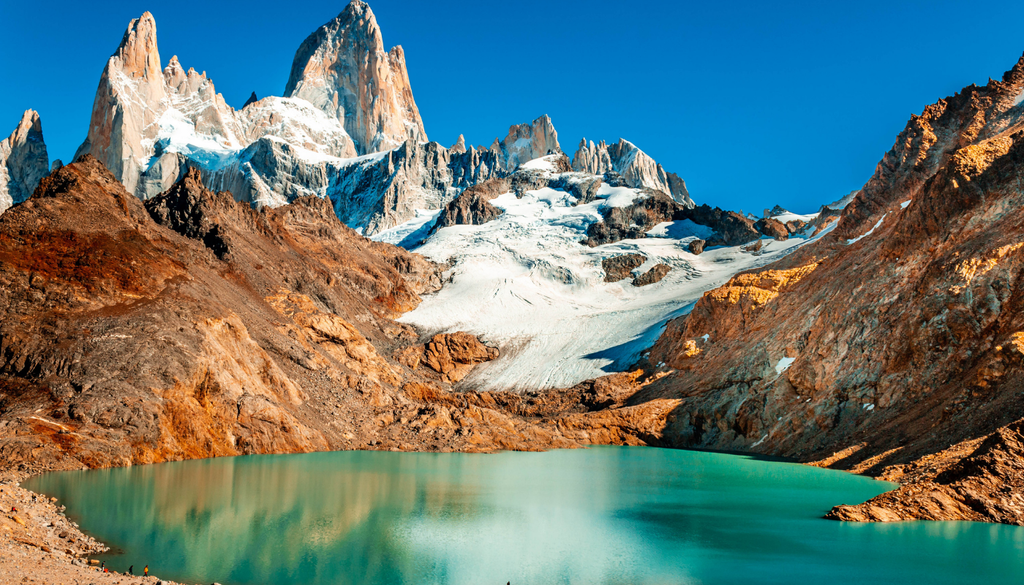 El Monte Fitz Roy emerge como roca en los Andes, pero a su alrededor los glaciares y zonas periglaciares sostienen el equilibrio hídrico de la Patagonia.