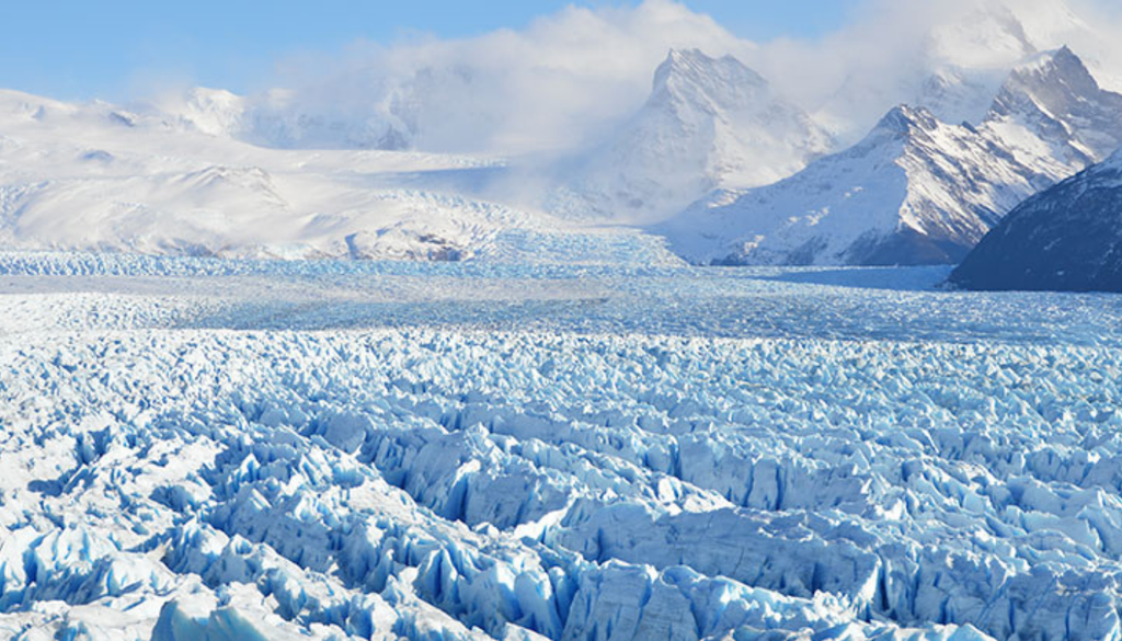 Los glaciares no son masas estáticas. Su superficie agrietada refleja su movimiento constante y su papel almacenando y regulando el agua.
