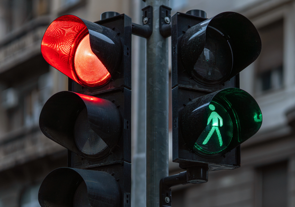 Sin importar el tiempo transcurrido, si se acumulan 7 autos -y la situación lo permite-, la luz cambiará a verde.
