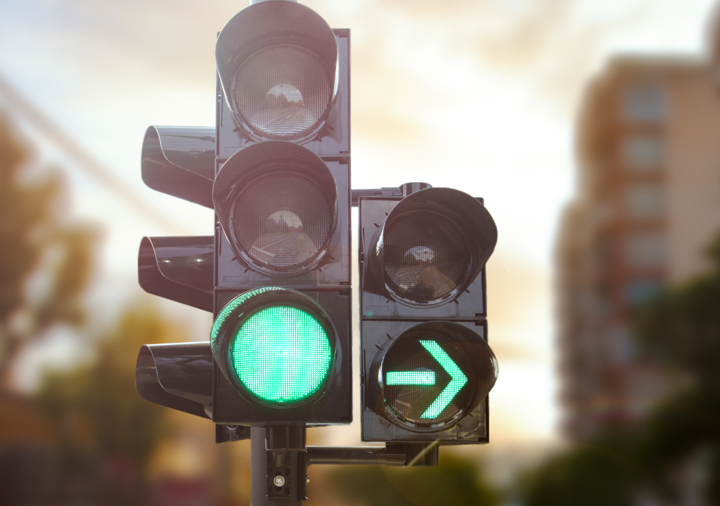 En grandes ciudades europeas, asiáticas y de Estados Unidos, la IA ya se está aplicando al funcionamiento de los semáforos y al ordenamiento vehicular.