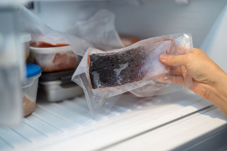 Los envases alimentarios transfieren aditivos pl&aacute;sticos al pescado cuando se guardan en la nevera o en el congelador