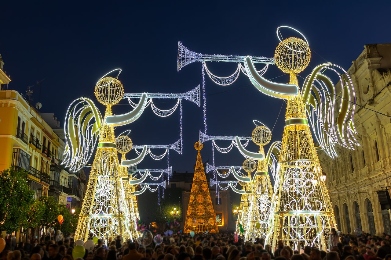 Funkelnde Festbeleuchtung vor Sevillas Rathaus. Foto: Adobe Stock