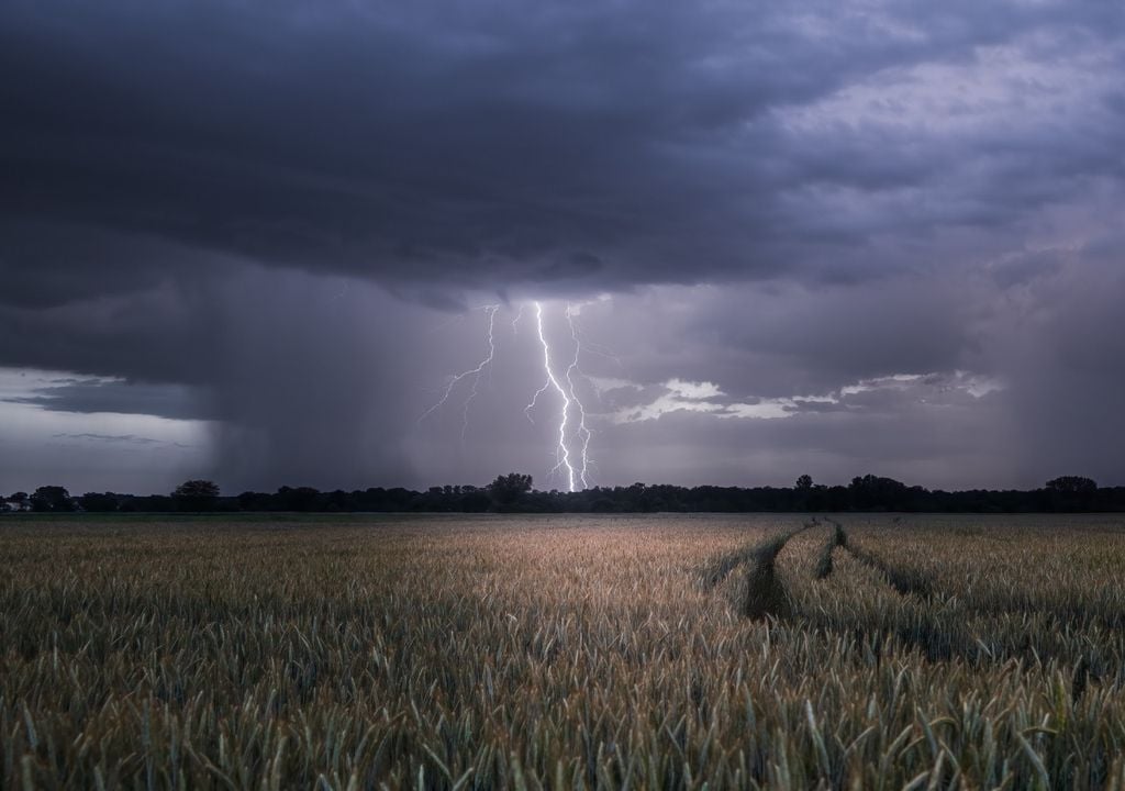 Todas las comunidades autónomas menos Canarias tendrán hoy avisos por lluvias fuertes y tormentas, con probabilidad de ser localmente fuertes.