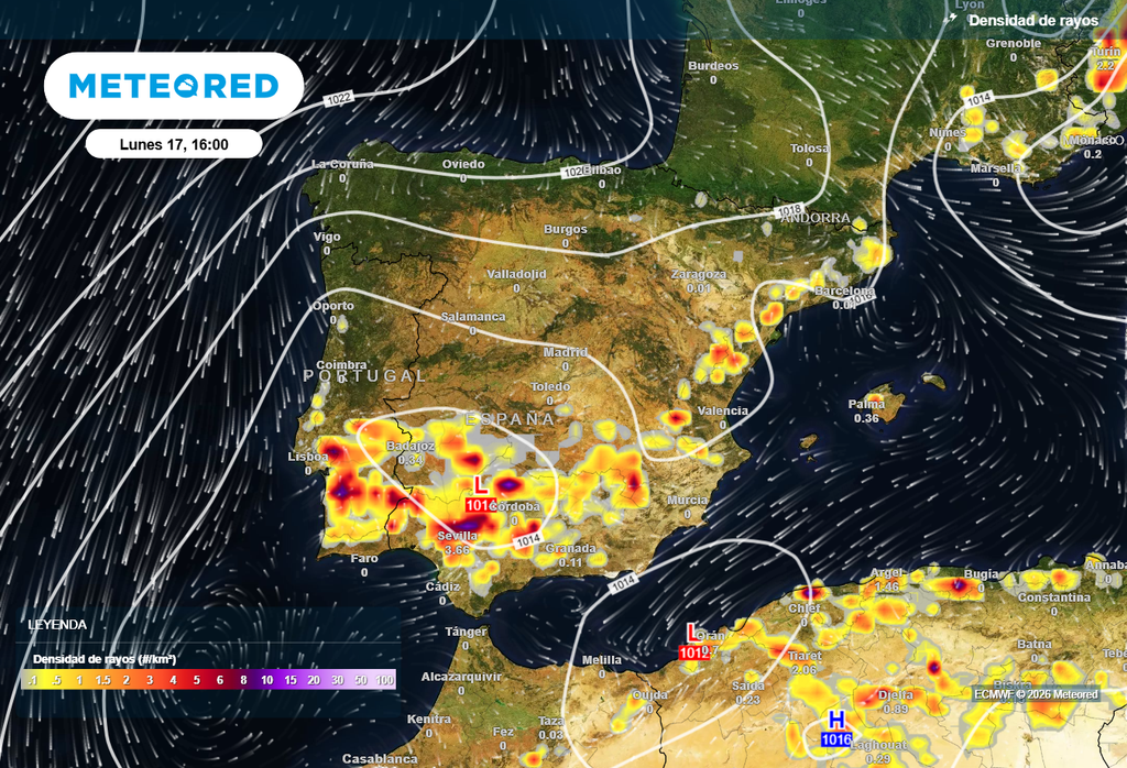 En zonas del sur peninsular se esperan densidades de rayos localmente significativas, asociadas a las tormentas que crecerán en unas horas.
