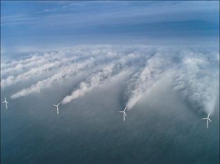 Aerogeneradores y niebla 