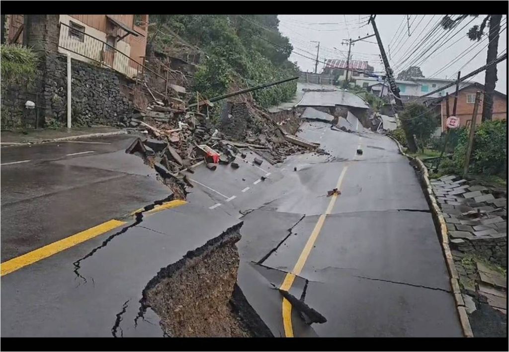 Rua desmorona em Gramado (RS)