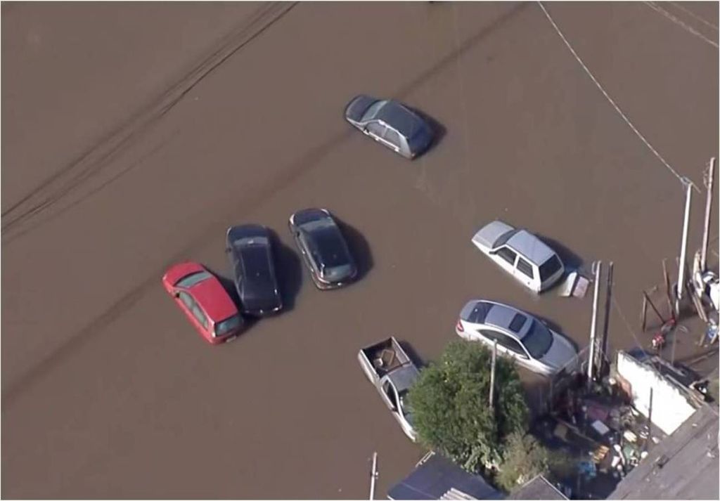 carros submersos em Porto Alegre (RS)