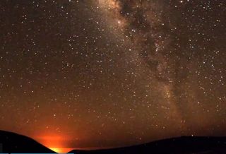 Fascinante erupção noturna do vulcão Kilauea no Havai: vídeos da lava com a Via Láctea no fundo