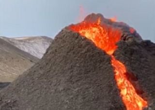 Gli affascinanti video dell'eruzione del Fagradalsfjall, in Islanda