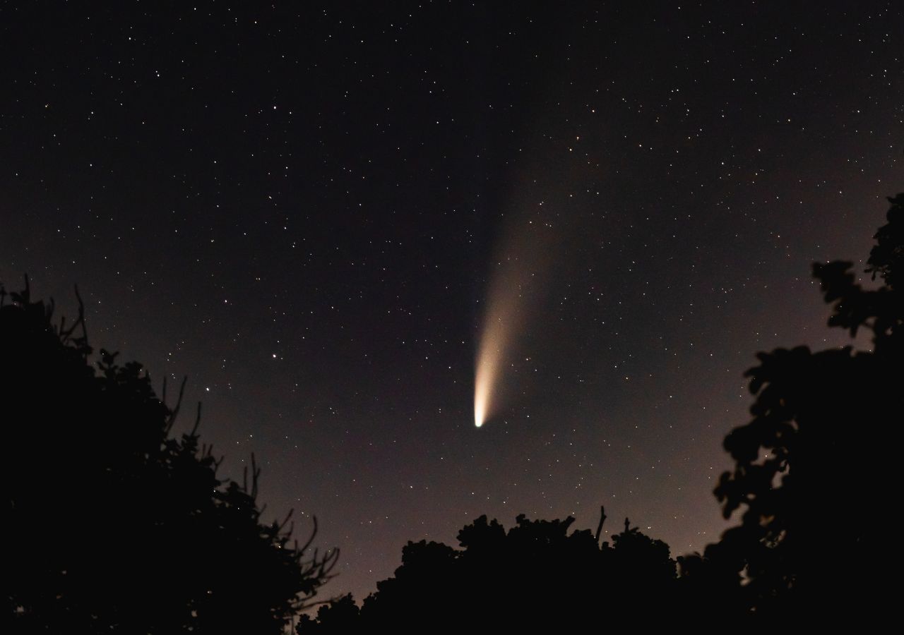 Los cometas son el resultado del momento de la creación de nuestro sistema solar hace aproximadamente 4.600 millones de años, cuando la nebulosa solar colapsó dando lugar a una gran cantidad de protoestrellas.