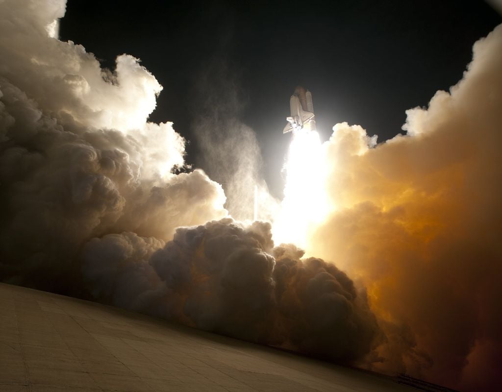 Lançamento de um foguetão espacial no meio de uma nuvem de combustão