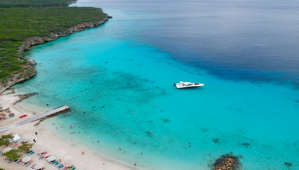 Curaçau É paradisíaco, sim, mas sem o ar de parque temático tropical onde toda a gente vai parar ao mesmo tempo. Foto: Unsplash