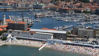 Caso ins&oacute;lito: nesta praia da Europa, um muro continua a dividir homens e mulheres