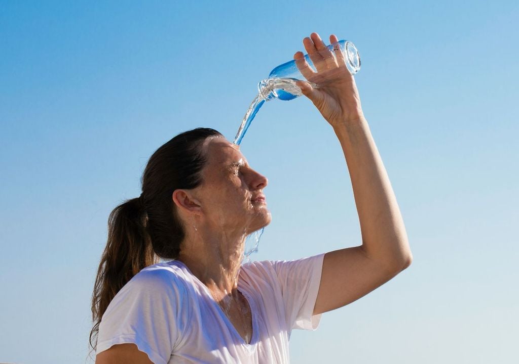 Mujer refrescándose Mujer refrescándose