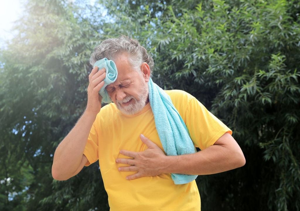 Persona mayor de 65 años pasando calor Persona mayor de 65 años pasando calor