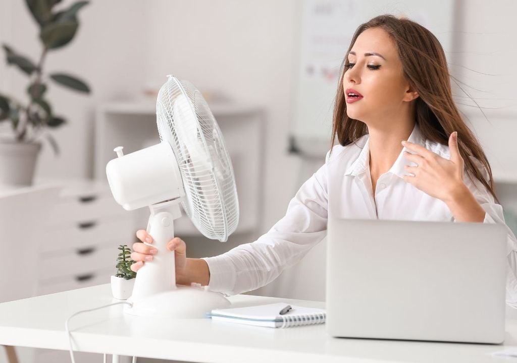 Mujer con ventilador Mujer con ventilador