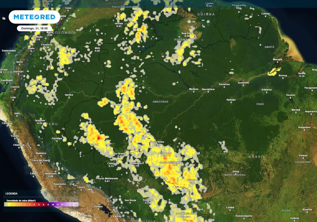 Previsão de densidade de raios no domingo durante a tarde.