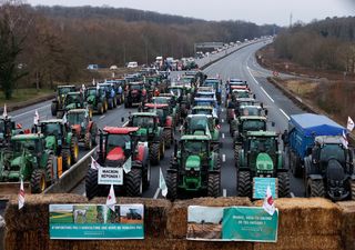 Agricultores mantienen protestas en Europa mientras aguardan un encuentro clave