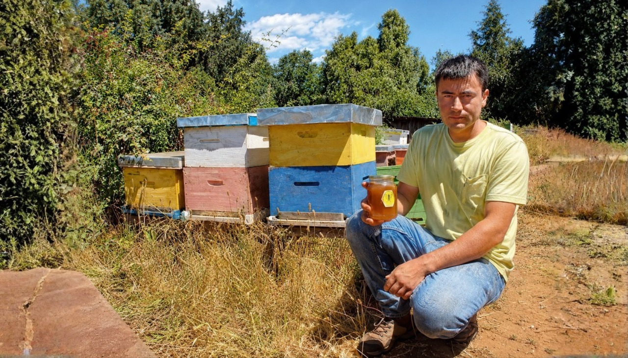 Luis Zagal, joven apicultor de Mulchén, impulsa un emprendimiento sustentable dedicado a la producción de miel y al cuidado de las abejas. Fuente: INDAP