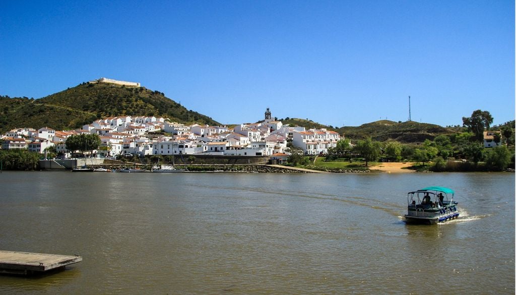 O Guadiana, rio partilhado por Portugal e Espanha, reflete desafios de gestão hídrica entre seca, uso agrícola e cooperação transfronteiriça. Foto: Adobe Stock