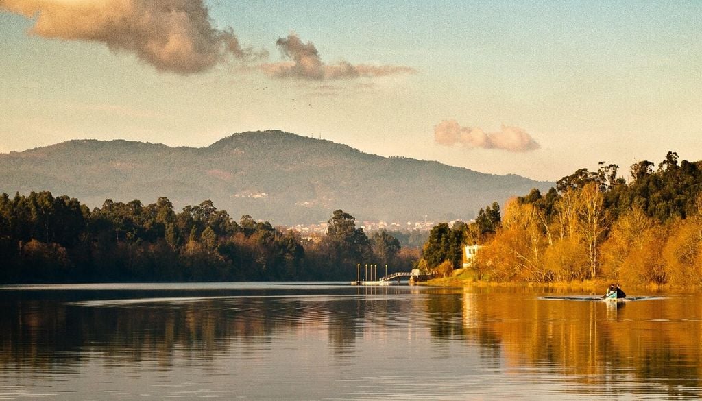 No meio de correntezas incertas, o rio Minho é um dos exemplos mais estáveis de cooperação hidrográfica entre Portugal e Espanha. Foto: António Cascalheira via Pixabay