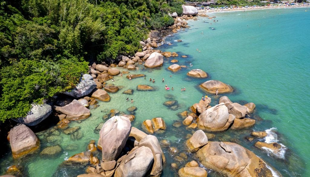 No costão direito da Praia da Conceição é possível encontrar piscinas naturais que podem ser acessadas pelo mar ou pedras. Crédito: Cristian Cruz.