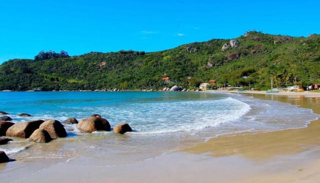 Praia catarinense reconhecida por suas águas cristalinas recebe o selo Bandeira Azul pelo 7º ano seguido. Crédito: Divulgação.