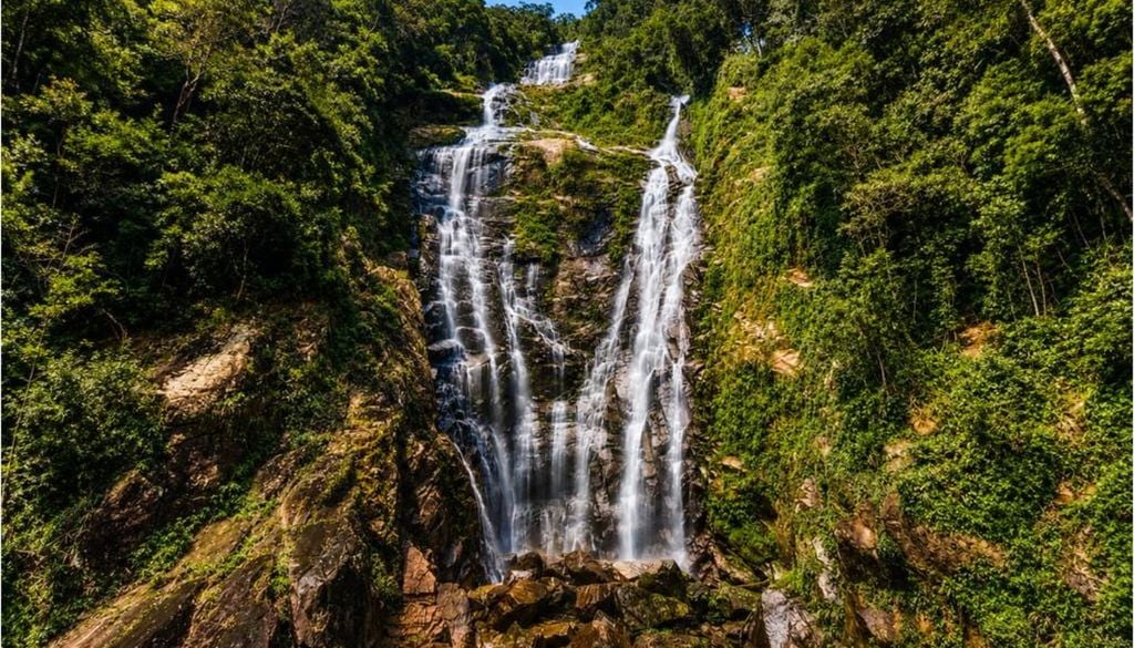 A Cachoeira da Água Branca, em Ubatuba, tem formato que lembra um véu de noiva, com várias quedas sucessivas, apesar de normalmente não ter um volume de água tão grande. Crédito: Divulgação.