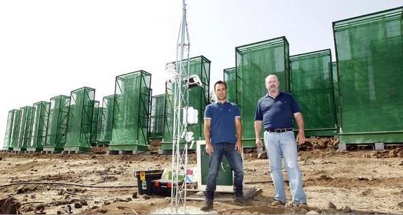 Agua De Niebla De Canarias: Producto Para Gourmets O Recurso Contra El Fuego Theo Hernando (i) y Ricardo Gil (d), socios y creadores de la empresa Agua de Ni (Foto: EFE)