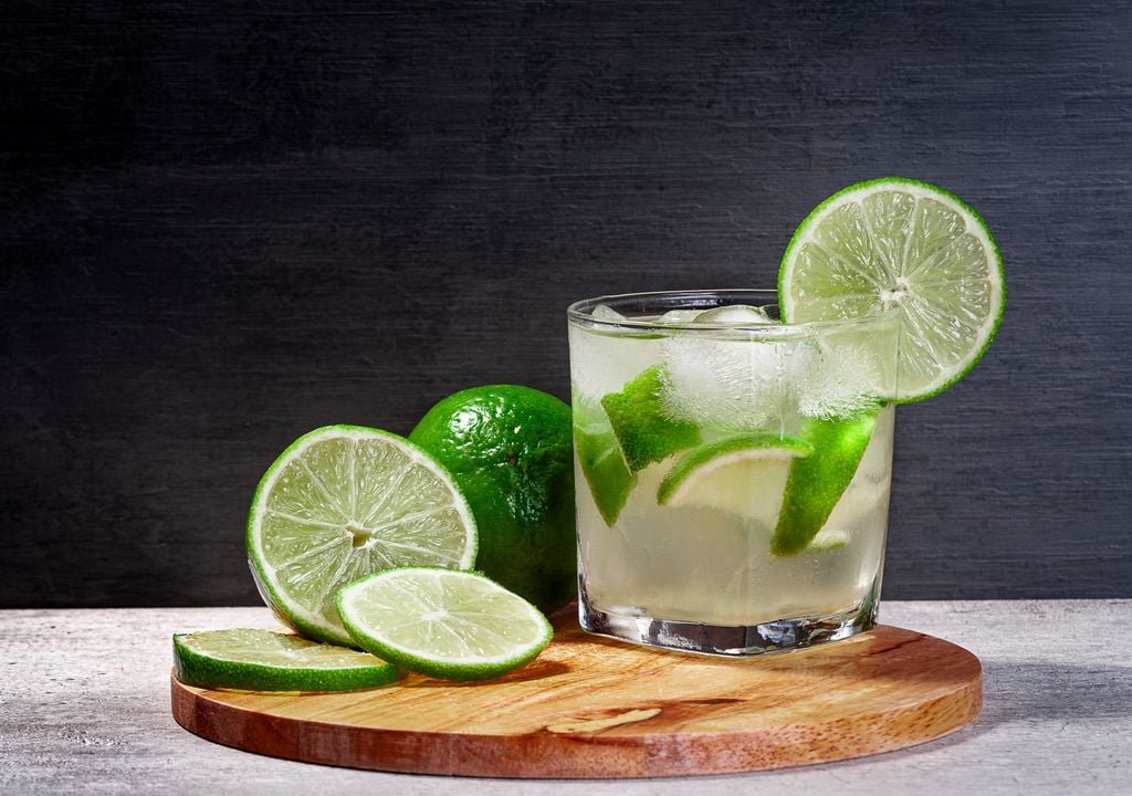 La combinación de limón y pepino en una bebida refrescante ofrece múltiples beneficios para la salud. La combinación de limón y pepino en una bebida refrescante ofrece múltiples beneficios para la salud.