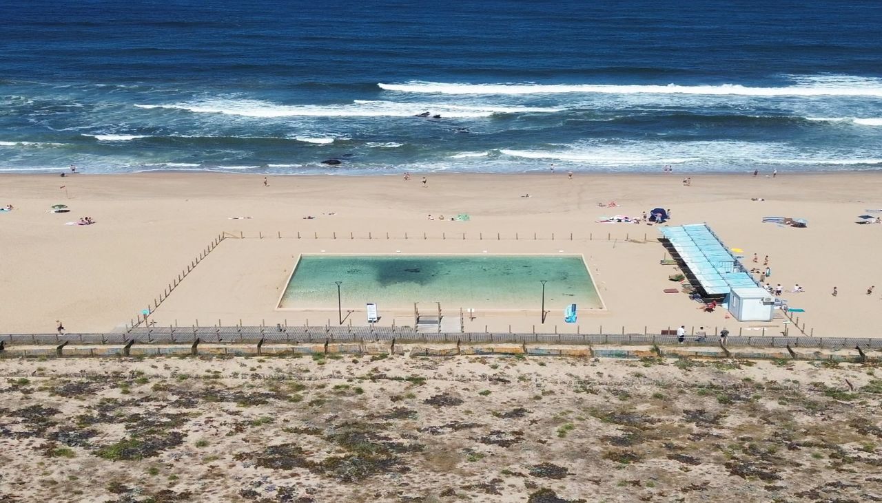 Farto da água gelada? Esta piscina aquecida junto ao mar voltou a abrir no Norte. Foto: CM Gaia
