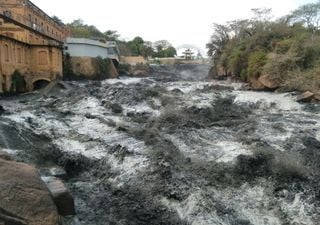 Água do Tietê fica preta como petróleo após abertura de barragens