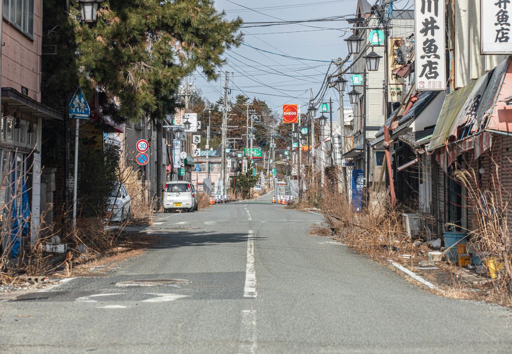 Rua abandonada na zona de exclusão de Fukushima