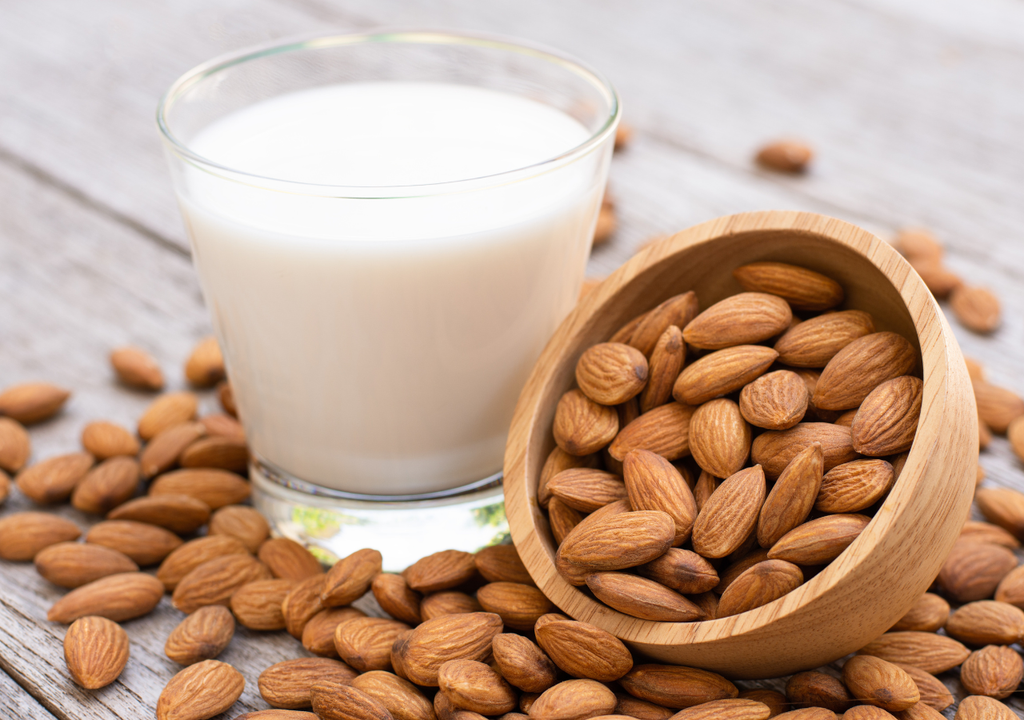 La leche de almendras tiene menor huella de carbono que la leche de vaca, pero su producción requiere grandes volúmenes de agua y depende intensamente de la polinización por abejas, lo que genera nuevos desafíos ambientales.