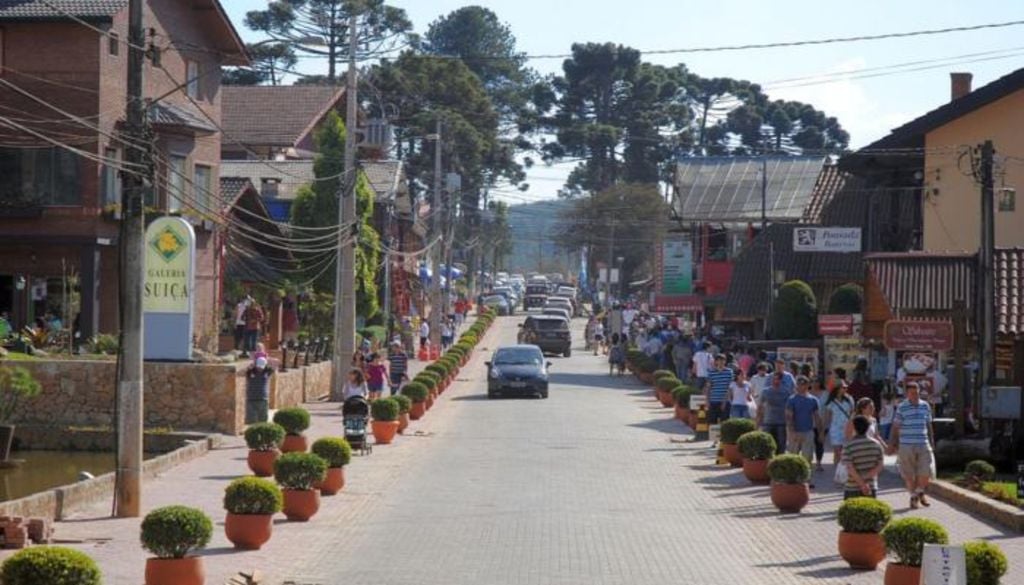 Avenida principal de Monte Verde, em Minas Gerais. Crédito: Divulgação.