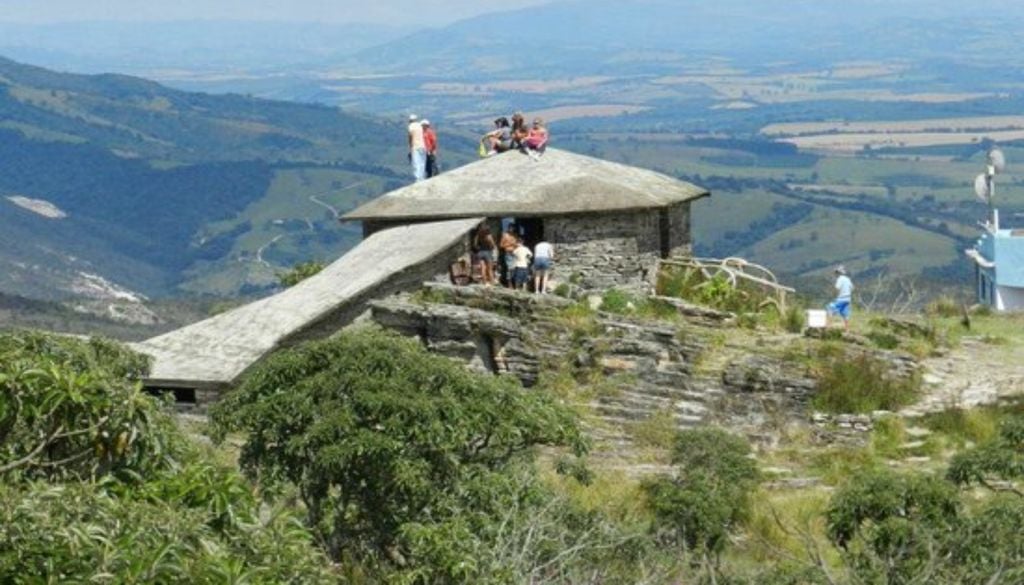Casa da Pirâmide, uma construção de forma piramidal, com várias janelas que dão uma visão de 360º para todo vale, em São Thomé das Letras (MG). Muito visitada por quem quer meditar e assistir ao pôr do Sol. Crédito: Yumi A M/Tripadvisor.