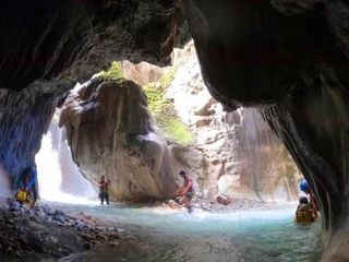 Paraíso Natural: el cañón de aguas termales de color azul turquesa con cascadas y pozas